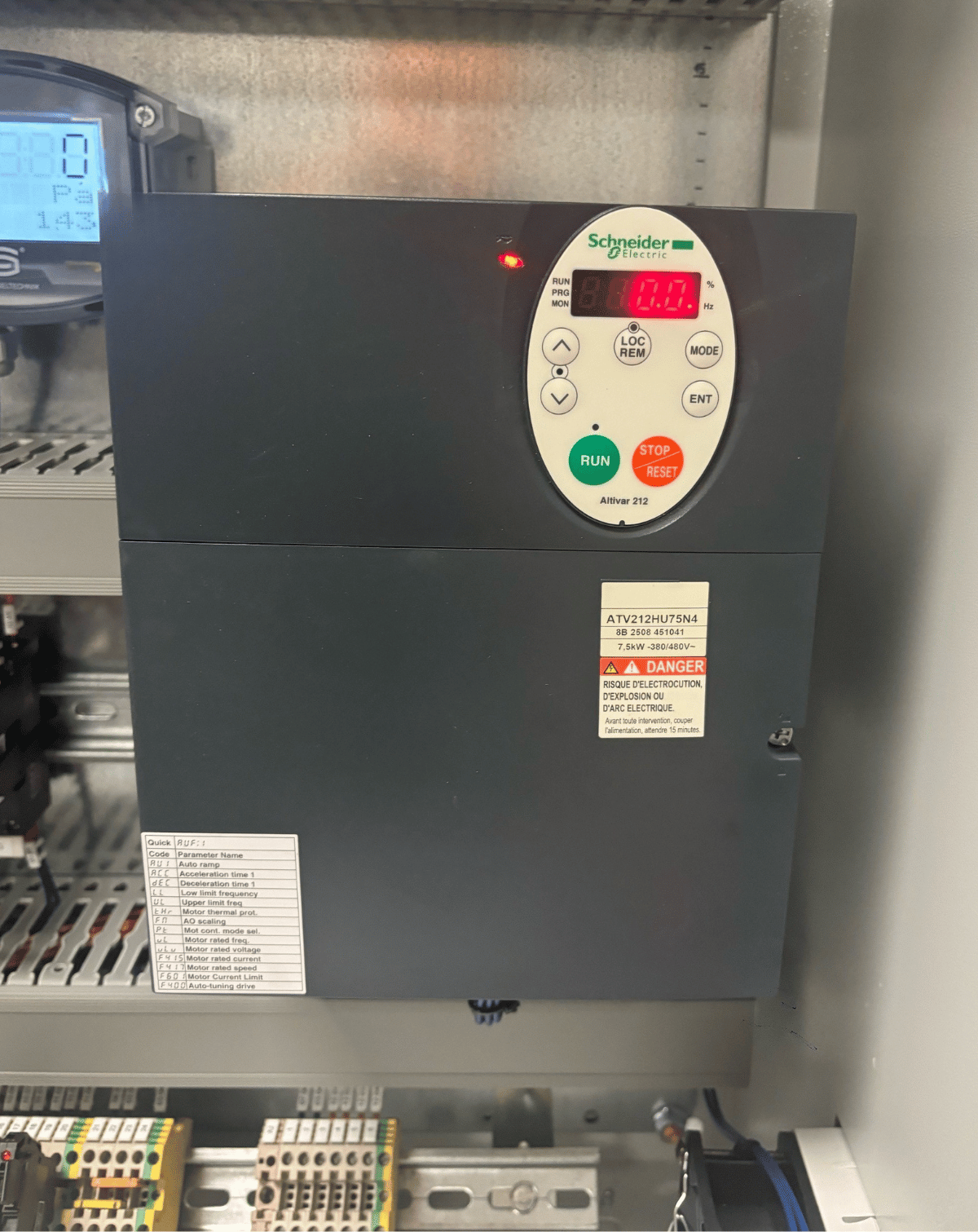 Matériel électrique : variateur de fréquence Schneider Electric Altivar 212 installé dans une armoire électrique industrielle